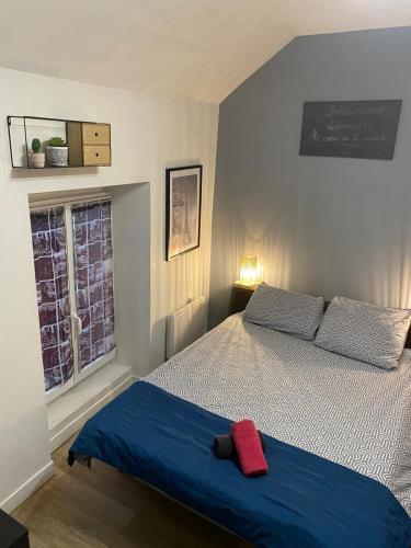 a bedroom with a bed and a chalkboard on the wall at F1 Meublé et Confortable en cœur de ville in Longjumeau
