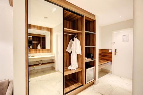 a bathroom with a mirror and a sink at DoubleTree by Hilton - Resort - Foz do Iguaçu in Foz do Iguaçu