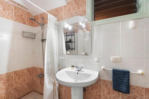 łazienka z umywalką i lustrem w obiekcie Casa Rural Paula By Paramount Holidays w mieście Lomo de Arico