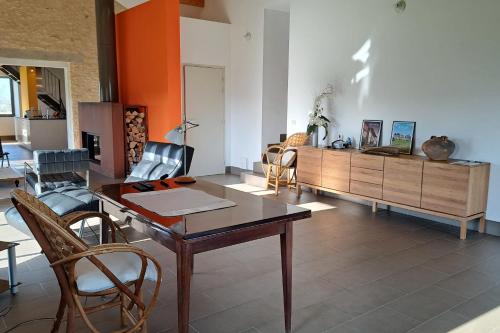 un salon avec une table et des chaises dans l'établissement Chez François- Charme & Authenticité - Piscine - Climatisation, à Saint-Avit-Sénieur