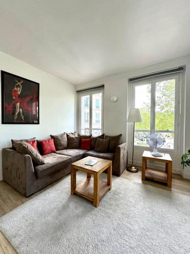 un salon avec un canapé et une table dans l'établissement Très bel appartement 3 pièces à Paris Centre, à Paris