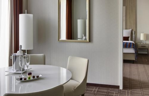 Un ou plusieurs lits dans un hébergement de l'établissement Steigenberger Hotel Bremen
