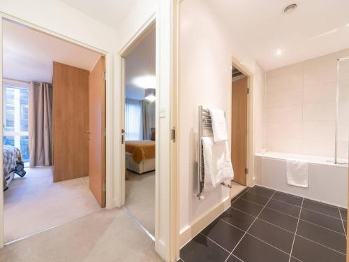 ein Bad mit einer ebenerdigen Dusche und einer Badewanne in der Unterkunft Pass the Keys Modern 2 bedroom and 2 Bath Apartment in London in Edgware