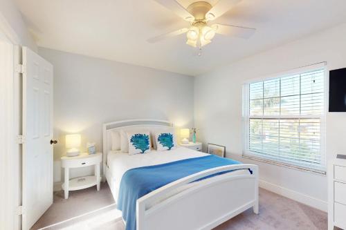 Una cama o camas en una habitación de Marco Island Escape