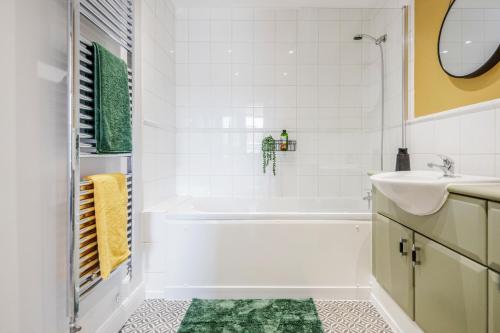 a bathroom with a tub and a sink at Perfect for visiting the Excel, O2, Canary Wharf - 15 mins from London City Airport in London