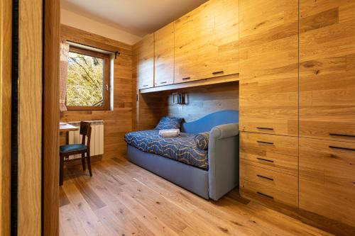 una piccola camera con letto e scrivania di Chalet Ponciai [10min sky slopes] a Dorga