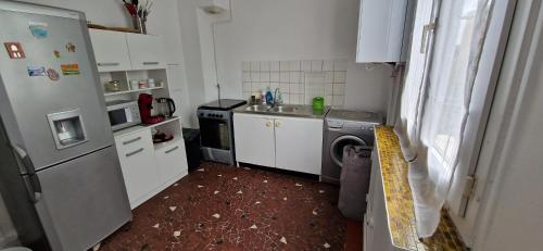 une petite cuisine avec un lave-linge et un évier dans l'établissement T2 idéal JO, à Villejuif