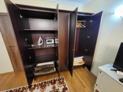 Ένα μπάνιο στο KOTOR OLD TOWN 2 bedroom apartment