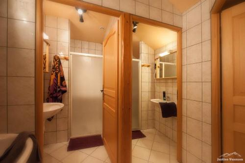 y baño con ducha, lavabo y aseo. en La Tanière des copains en La Bresse