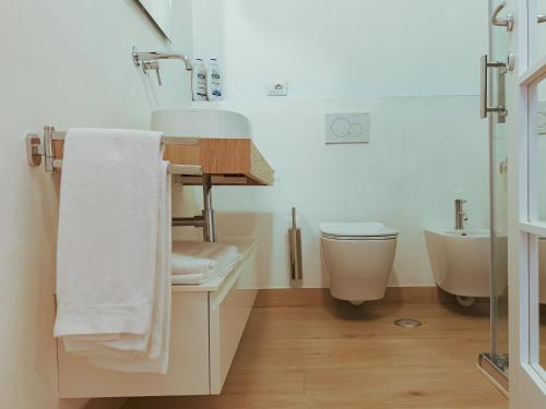 a bathroom with a sink and a toilet at Casa Acquachiara - a due passi dalla spiaggia in Monte Argentario