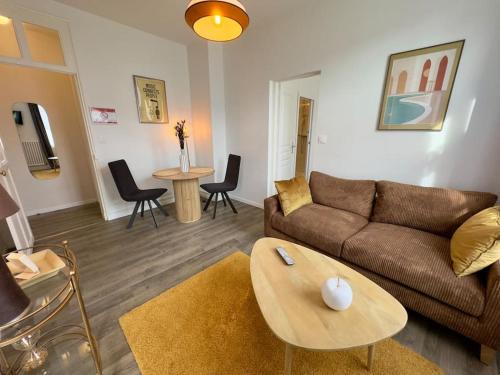 un salon avec un canapé et une table dans l'établissement Le Seventies, à Saumur