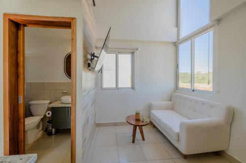 sala de estar con sofá blanco y ventana en Gran Pacifica Beach Resort & Homes en San Diego