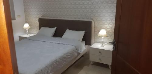 A bed or beds in a room at Charming and Cosy Apartment close to TUNISIA MALL Lac2 Tunis