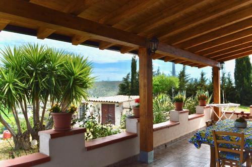 patio z drewnianą pergolą z doniczkami w obiekcie Villa Chiara w mieście Montallegro