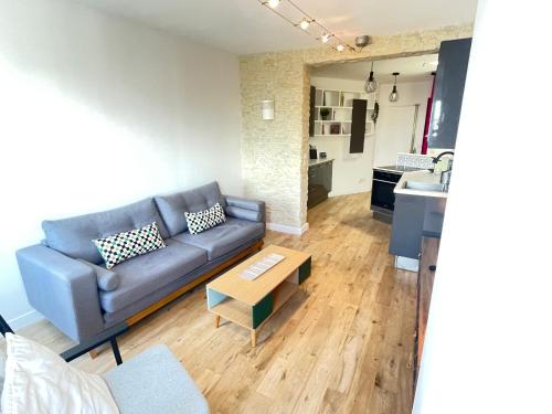 un salon avec un canapé et une table dans l'établissement Superbe appartement Haussmannien suspendu, à Paris