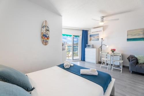 ベナルマデナにあるVB Benalmádena 1 BR waterfront aptのベッドルーム1室(ベッド1台付)、リビングルームが備わります。