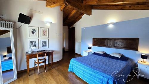 Schlafzimmer mit einem Bett, einem Schreibtisch und einem Tisch in der Unterkunft Tenuta Costa dei platani, casa dei platani in Acqui Terme