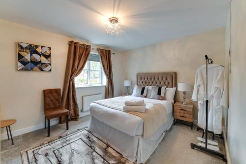 sypialnia z łóżkiem, krzesłem i oknem w obiekcie Charming 2-Bed House in Middleton Manchester w Manchesterze