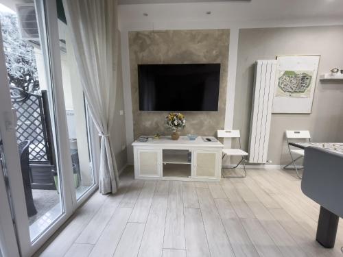 a living room with a tv and a white cabinet at Casa Marco in Lucca