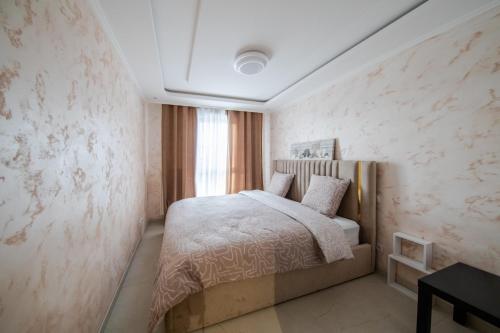 - une chambre avec un lit dans l'établissement Apparement Prestige, à Strasbourg