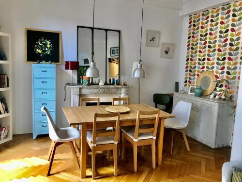 une salle à manger avec une table et des chaises en bois dans l'établissement Le beau Niçois, à Nice
