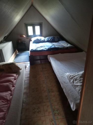 Tempat tidur dalam kamar di Chata pecka