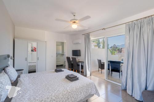 een slaapkamer met een bed en een eetkamer bij Villa Sardonyx CostaBlancaDreams in Calpe