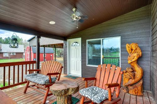 Balkoni atau teres di Oregon Cabin on Pine Hollow Reservoir with Mtn View!