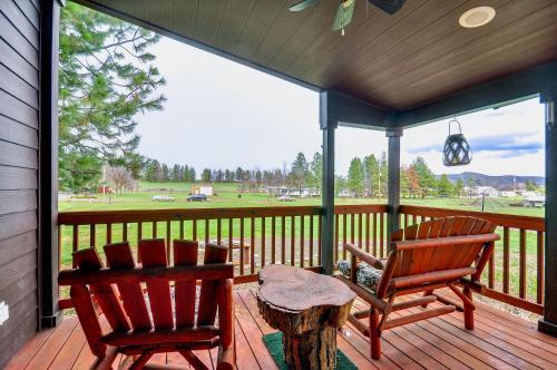 Balkoni atau teres di Oregon Cabin on Pine Hollow Reservoir with Mtn View!