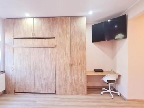 Cette chambre dispose d'un bureau et d'une porte coulissante. dans l'établissement Magnolia Pink Studio New and fully equipped, à Bruxelles