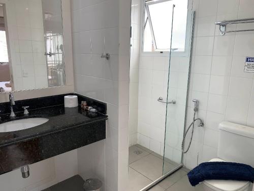 y baño con ducha, lavabo y aseo. en GET A FLAT 81 - Confortável, en São Paulo