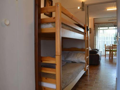 Ce lit superposé se trouve dans un dortoir doté de lits superposés. dans l'établissement Studio/Cabine 4 pers. avec piscine, parking privé, proche mer et commerces - Argelès-sur-Mer - FR-1-225-23, à Argelès-sur-Mer