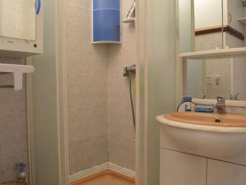 une salle de bain avec un lavabo et une douche dans l'établissement Studio/Cabine 4 pers. avec piscine, parking privé, proche mer et commerces - Argelès-sur-Mer - FR-1-225-23, à Argelès-sur-Mer