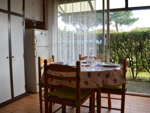 d'une table, de chaises et d'une fenêtre. dans l'établissement Studio/Cabine 4 pers. avec piscine, parking privé, proche mer et commerces - Argelès-sur-Mer - FR-1-225-23, à Argelès-sur-Mer