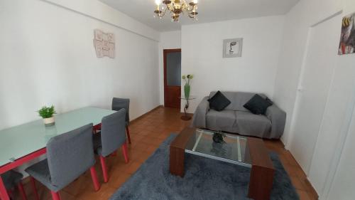 ein Wohnzimmer mit Tisch und Couch in der Unterkunft Calle San Pablo y Plaza Mayor in Salamanca