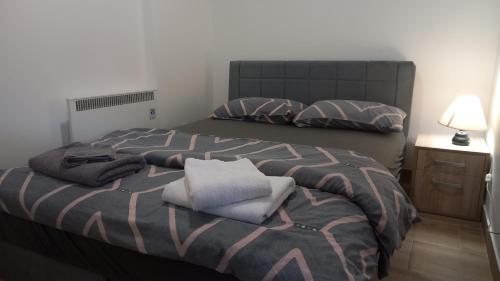 1 dormitorio con 2 almohadas en Apartman DUDA Surčin, en Surčin