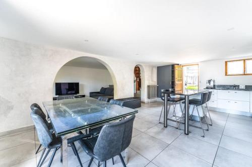 une cuisine et un salon avec une table et des chaises dans l'établissement maison chalet conviviale, à Aubervilliers