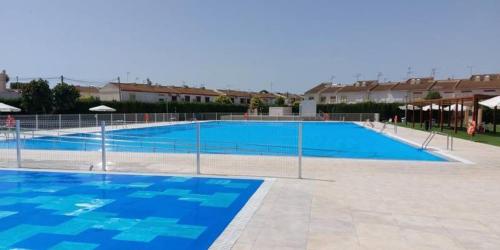 una grande piscina con acqua blu di Appartement Sunshine a Los Alcázares