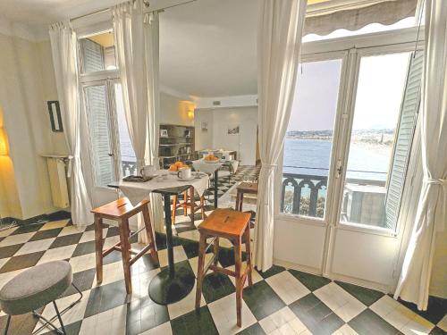 - une cuisine et une salle à manger avec vue sur l'océan dans l'établissement Exceptional Sea Front Suite Nice France, à Nice