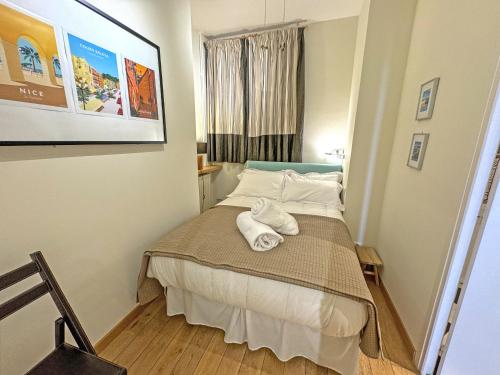 Cette petite chambre comprend un lit avec des serviettes. dans l'établissement Exceptional Sea Front Suite Nice France, à Nice