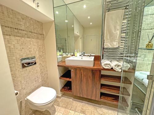 une salle de bain avec toilettes, lavabo et douche dans l'établissement Exceptional Sea Front Suite Nice France, à Nice