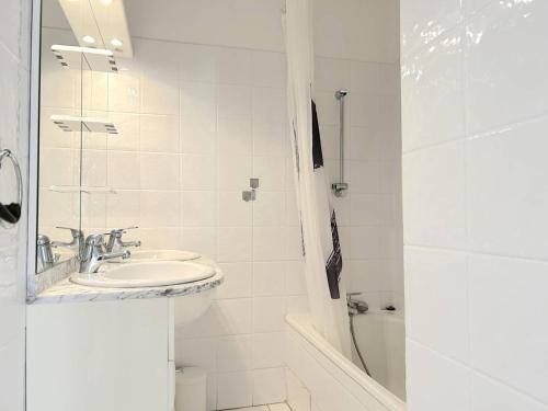 une salle de bain blanche avec un lavabo et une douche dans l'établissement Appartement 3 pièces 6 pers avec terrasse, clim, piscine privée, parking - FR-1-251-81, au Lavandou