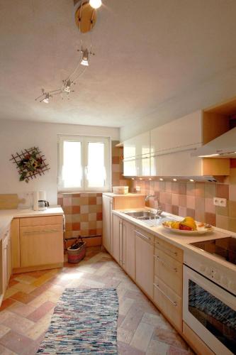 eine Küche mit einer Spüle und einer Arbeitsplatte in der Unterkunft FeWo Talblick - Urlaub wo der Schwarzwald am schönsten ist in Baiersbronn