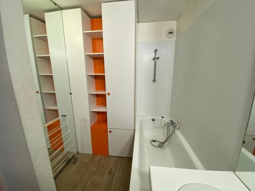 une salle de bain avec douche et toilettes dans l'établissement travelski home classic - Résidence Bellecôte, à La Plagne