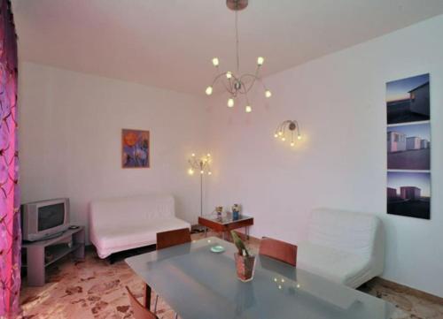 ein Wohnzimmer mit einem Tisch und einem Sofa in der Unterkunft Le Case della Costa - Apartment Positano in Maiori
