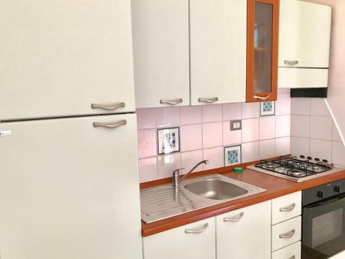 eine Küche mit einer Spüle und einem Kühlschrank in der Unterkunft Le Case della Costa - Apartment Positano in Maiori