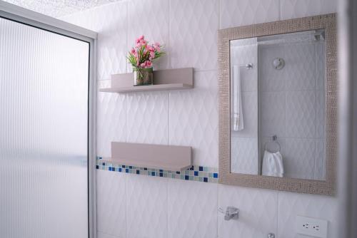 a bathroom with a mirror and a sink at APARTAMENTO - AIRE ACONDICIONADO in Valledupar