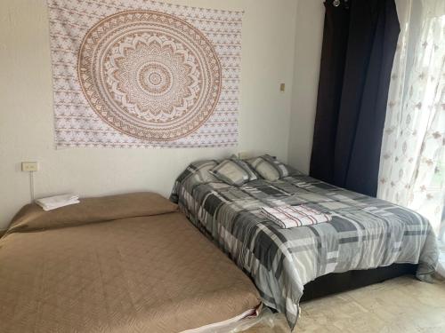 - une chambre avec un lit et une peinture murale dans l'établissement Casa Familiar, à Catemaco