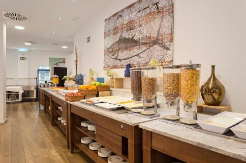 Una cocina con una encimera larga con jarrones encima. en AMA Residences Andalucia, en Islantilla