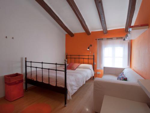 1 dormitorio con 2 literas y ventana en Masia Olivera, en Sant Pau dʼOrdal